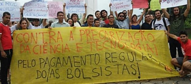 Bolsistas fizeram manifestação na sede do governo Bolsistas fizeram manifestação na sede do governo