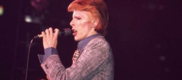 Bowie en una actuación del 5 de julio de 1974 Bowie en una actuación del 5 de julio de 1974