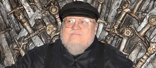 George R.R. Martin sentado en el Trono de Hierro George R.R. Martin sentado en el Trono de Hierro
