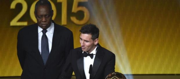 Messi recibe el Balón de oro por quinta vez Messi recibe el Balón de oro por quinta vez