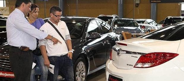 MIRAMOS AL DETALLE AL COMPRAR UN COCHE DE 2ª MANO MIRAMOS AL DETALLE AL COMPRAR UN COCHE DE 2ª MANO