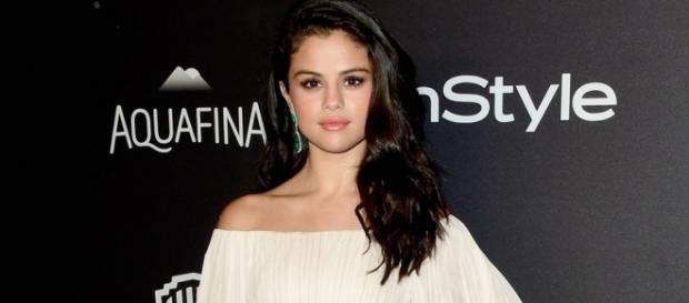 Selena e Brad foram vistos conversando em festa Selena e Brad foram vistos conversando em festa