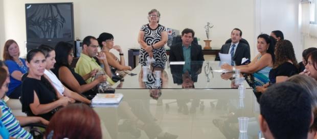 Um conselho tem governo e sociedade civil na mesa. Um conselho tem governo e sociedade civil na mesa.