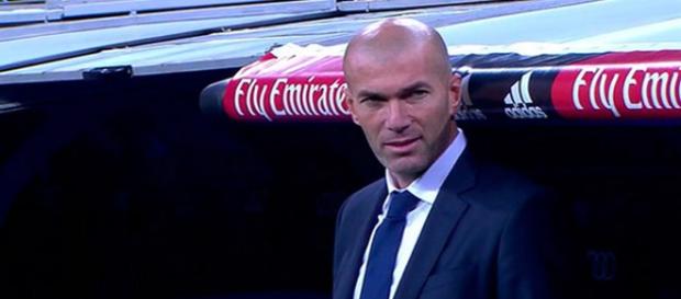 Zidane, en el banquillo del Santiago Bernabéu Zidane, en el banquillo del Santiago Bernabéu