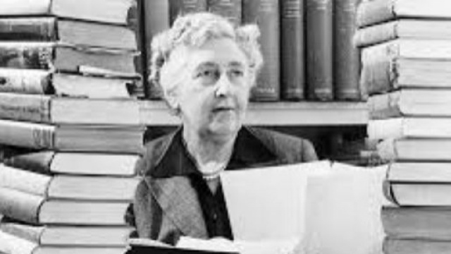 Immagine di Agatha Christie in mezzo ai libri.