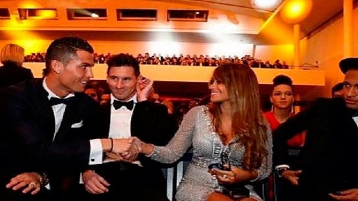 CR7 D A Mo Para Esposa De Messi No Bola De Ouro Da FIFA E Vira