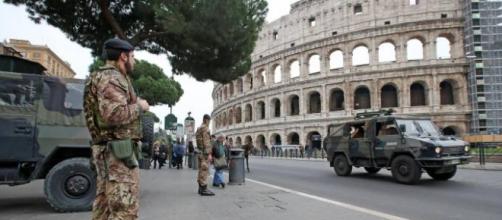 Soldati che vegliano il Colosseo