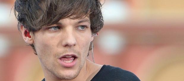 Louis Tomlinson voou para junto da namorada Louis Tomlinson voou para junto da namorada