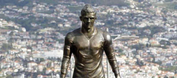 Nome de Messi na estátua de Cristiano Nome de Messi na estátua de Cristiano