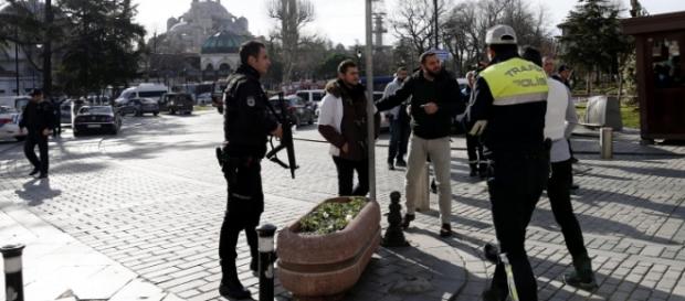 Strage di turisti a Istanbul, Isis rivendica. Strage di turisti a Istanbul, Isis rivendica.