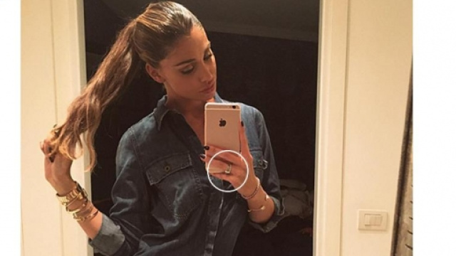 Belen Rodriguez posta una foto sospetta.