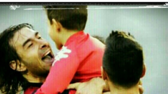 Daniele Conti abbraccia suo figlio Manuel