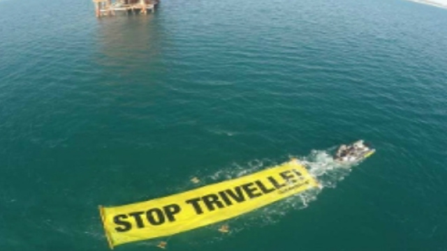 Uno striscione contro la trivellazione