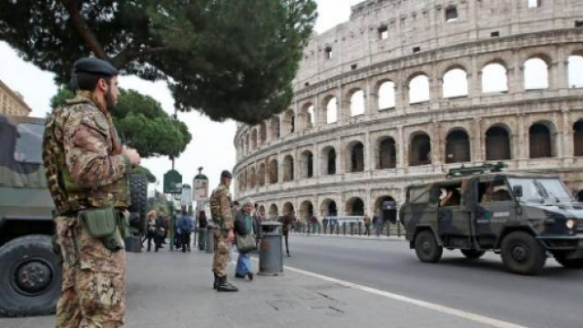 Soldati che vegliano il Colosseo