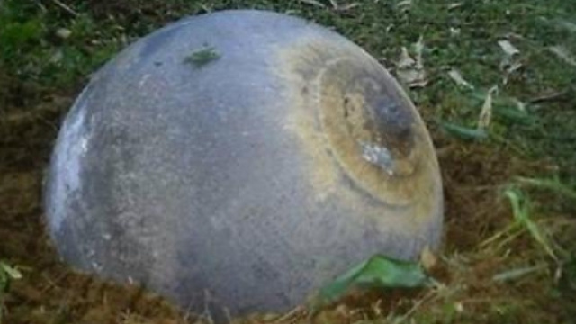 Una delle strane sfere cadute dal cielo