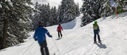 Esquiadores bajando por una pista de esquí
