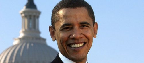 Barack Obama con alle spalle la Casa Bianca