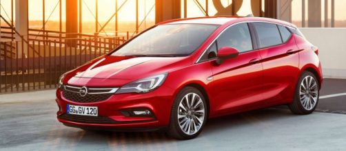 La nuova Opel Astra rossa fiammante