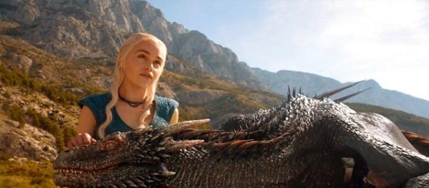 Daenerys Targaryen junto a uno de sus dragones Daenerys Targaryen junto a uno de sus dragones