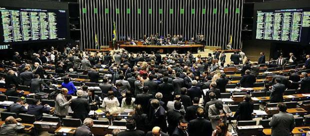 Deputados gastaram 10x mais que senadores Deputados gastaram 10x mais que senadores