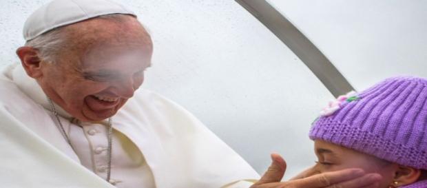 El papa saluda a una niña. Flickr El papa saluda a una niña. Flickr