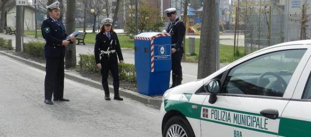 Autovelox e vettura Polizia Municipale Autovelox e vettura Polizia Municipale