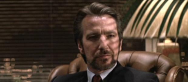 Alan Rickman en su papel de Hans Gruber. Alan Rickman en su papel de Hans Gruber.