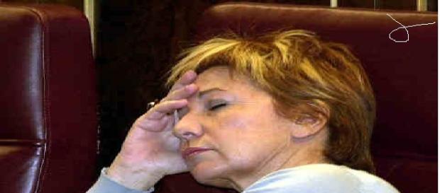Celia Villalobos pillada dormida en el congreso. Celia Villalobos pillada dormida en el congreso.