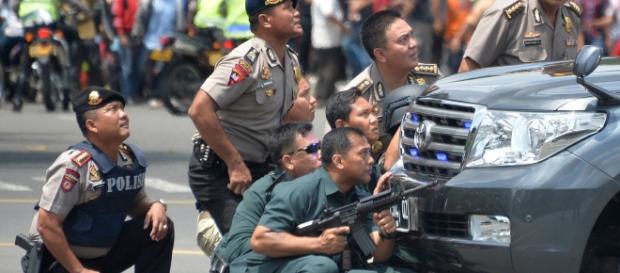 esplosioni a jakarta, almeno sette vittime esplosioni a jakarta, almeno sette vittime