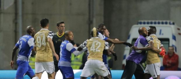 Helton a tentar evitar confusão frente ao Boavista Helton a tentar evitar confusão frente ao Boavista