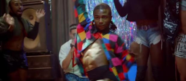 Homem com roupas femininas aparece em comercial Homem com roupas femininas aparece em comercial