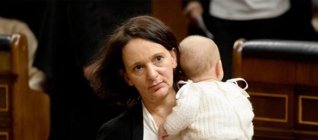 La diputada de Podemosllleva a su hijo al congreso La diputada de Podemosllleva a su hijo al congreso