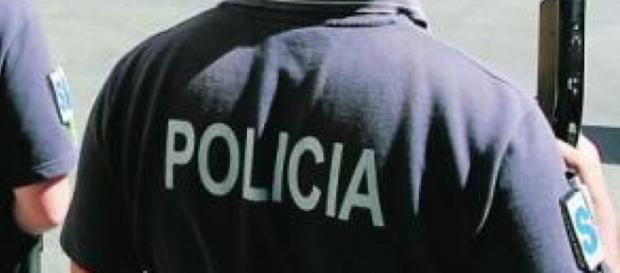 Ser polícia é defender e proteger as pessoas Ser polícia é defender e proteger as pessoas