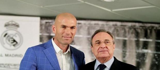 Zidane y Florentino Pérez posan para los medios Zidane y Florentino Pérez posan para los medios