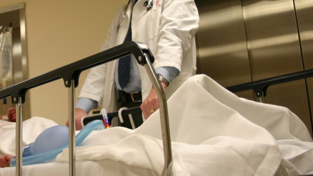 Quattordicenne aggredito in casa a Milano