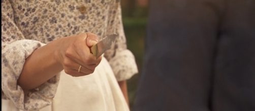 Francisca minacciata con un coltello da Mariana