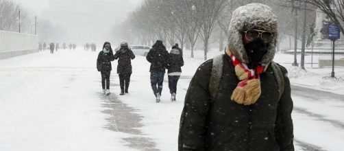 Pedoni che camminano in un freddo invernale