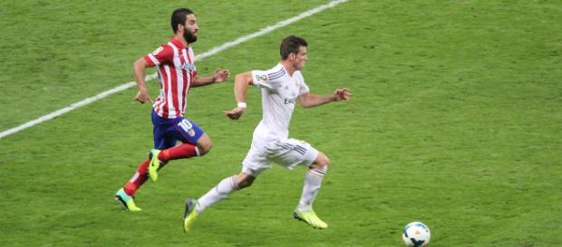 Bale y Arda Turan luchan por un balón en un derbi Bale y Arda Turan luchan por un balón en un derbi