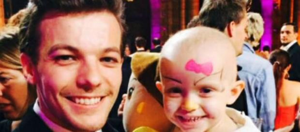 Louis Tomlinson com uma criança doente Louis Tomlinson com uma criança doente