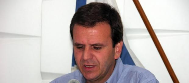 Prefeito Eduardo Paes pune empresa por atraso Prefeito Eduardo Paes pune empresa por atraso
