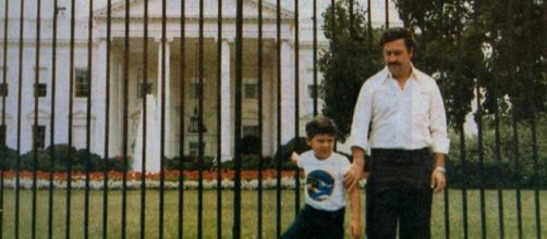 Pablo Escobar e seu filho em frente a Casa Branca