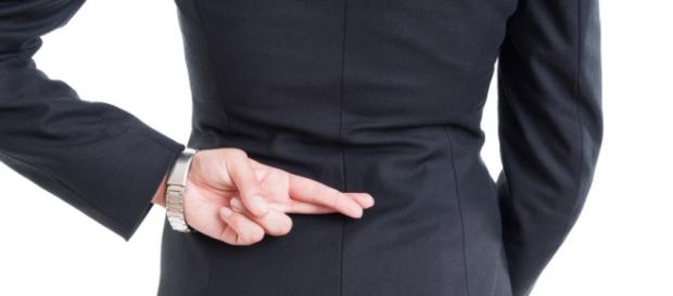 Fotolia: © Catalin Pop / Good luck gesture with... Fotolia: © Catalin Pop / Good luck gesture with...