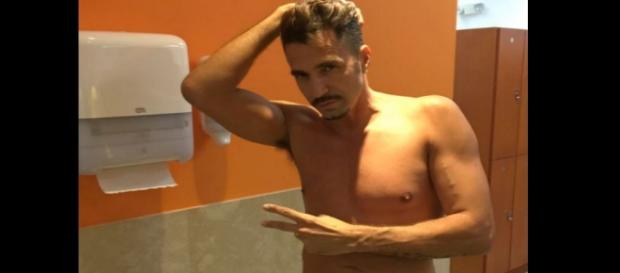 Latino faz foto só de cueca em academia Latino faz foto só de cueca em academia