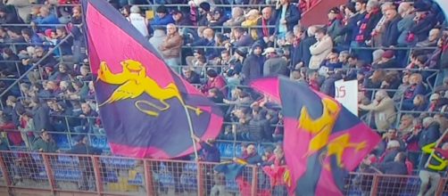 Bandiere del Genoa sventolano al Ferraris