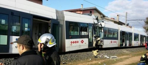 I rottami dei due treni nell'incidente di Cagliari