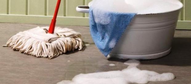 Bărbatul spăla pe jos cu capul soției Bărbatul spăla pe jos cu capul soției