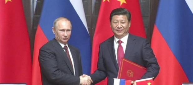 Russos e chineses se unem para enfrentar a OTAN Russos e chineses se unem para enfrentar a OTAN
