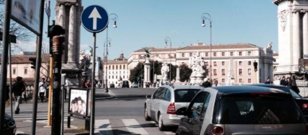 Un immagine che mostra una strada di Roma Un immagine che mostra una strada di Roma