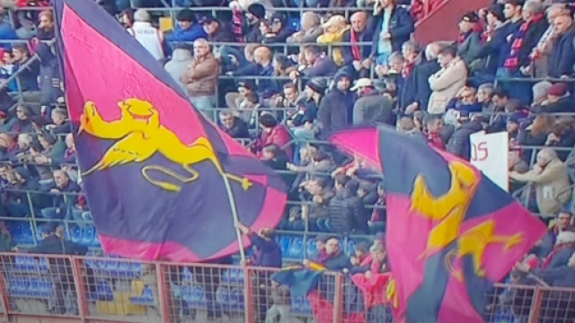 Bandiere del Genoa sventolano al Ferraris