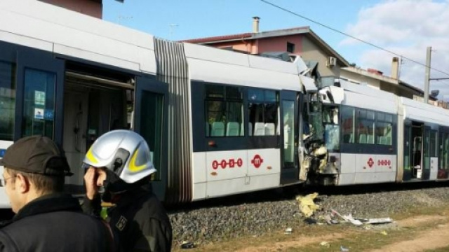I rottami dei due treni nell'incidente di Cagliari